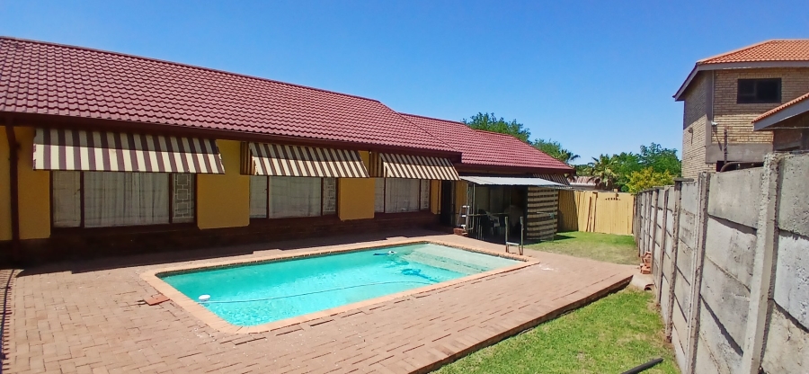 4 Bedroom Property for Sale in Uitsig Free State